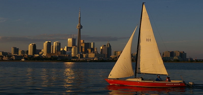 700px-Toronto_skyline_sailboat